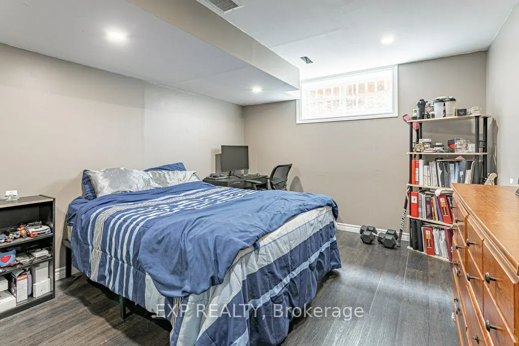 8 Oliver Crescent