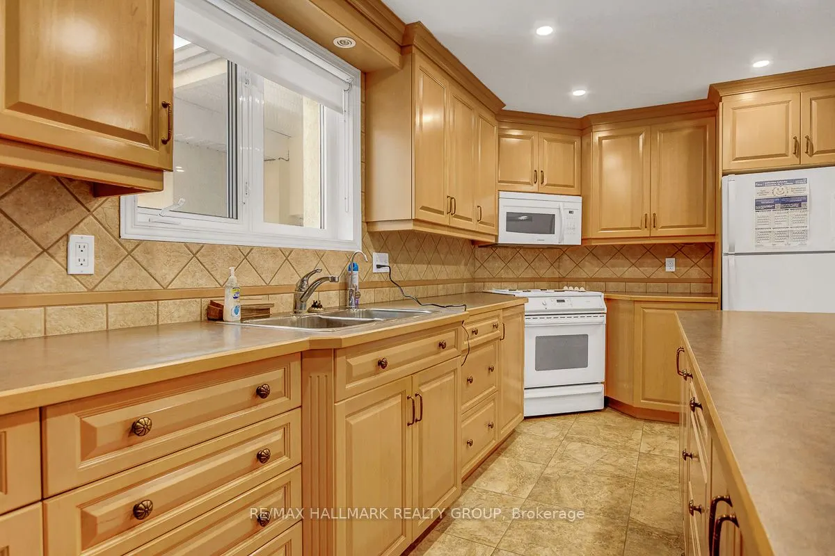 2527 OLD MONTREAL Road