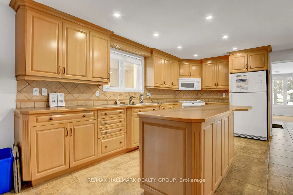 2527 OLD MONTREAL Road