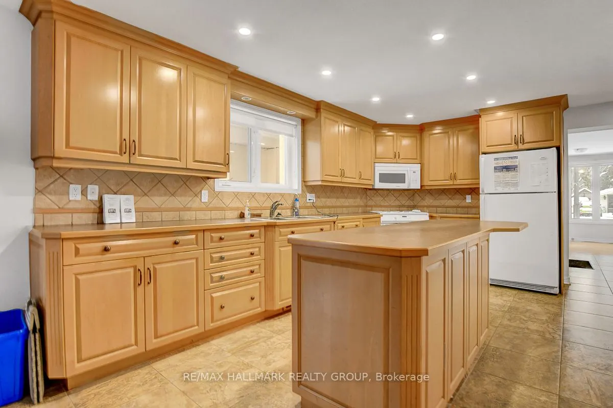 2527 OLD MONTREAL Road