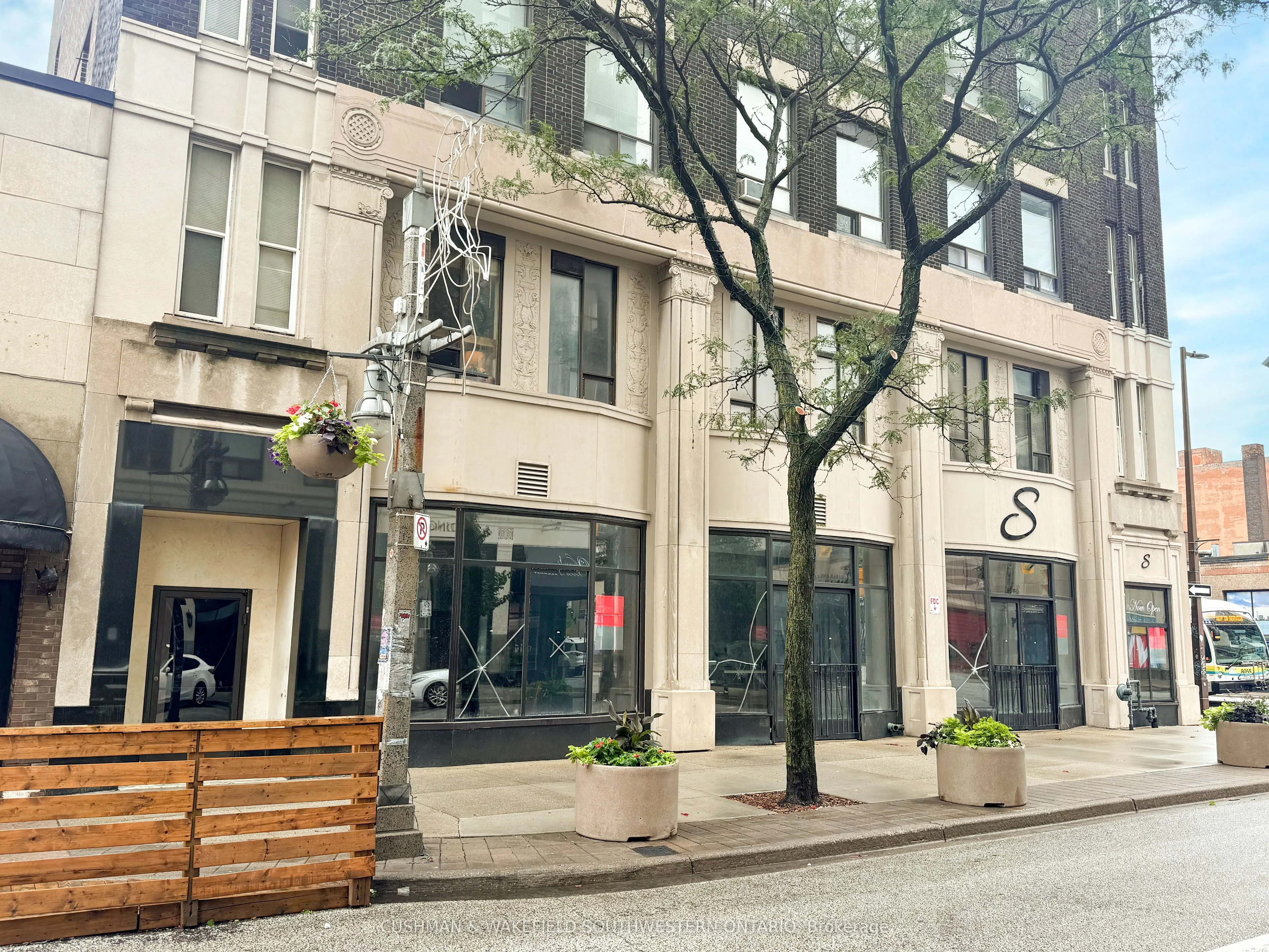 98 University Avenue W