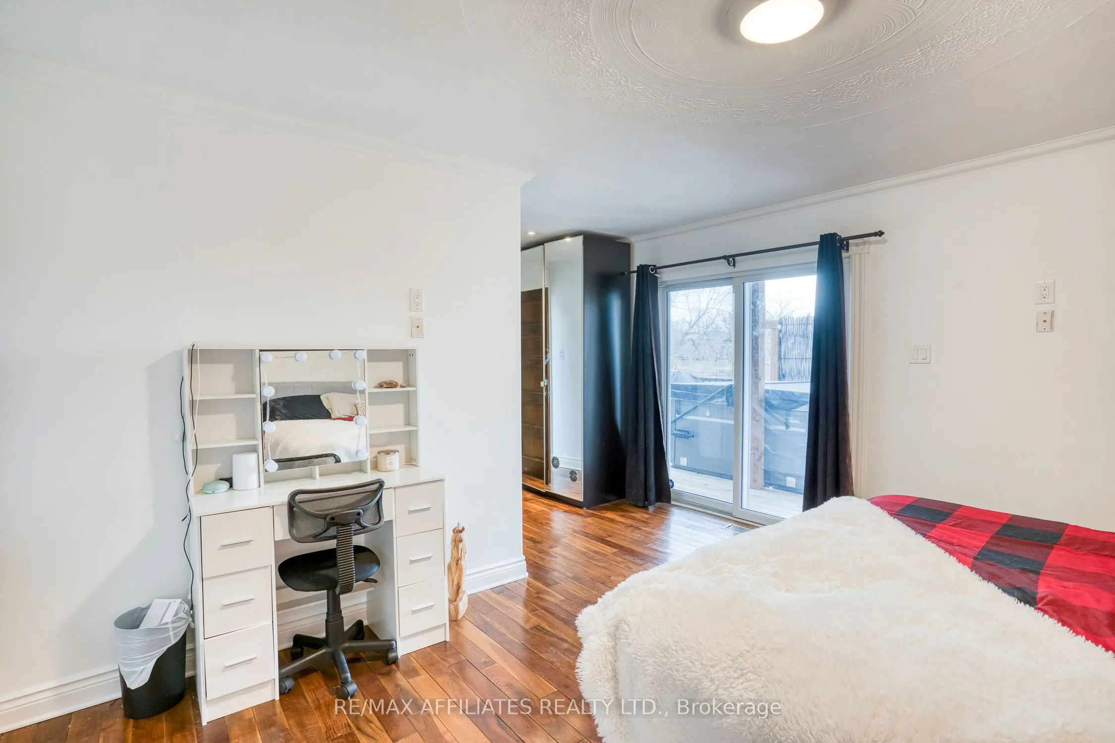 27 Allan Street