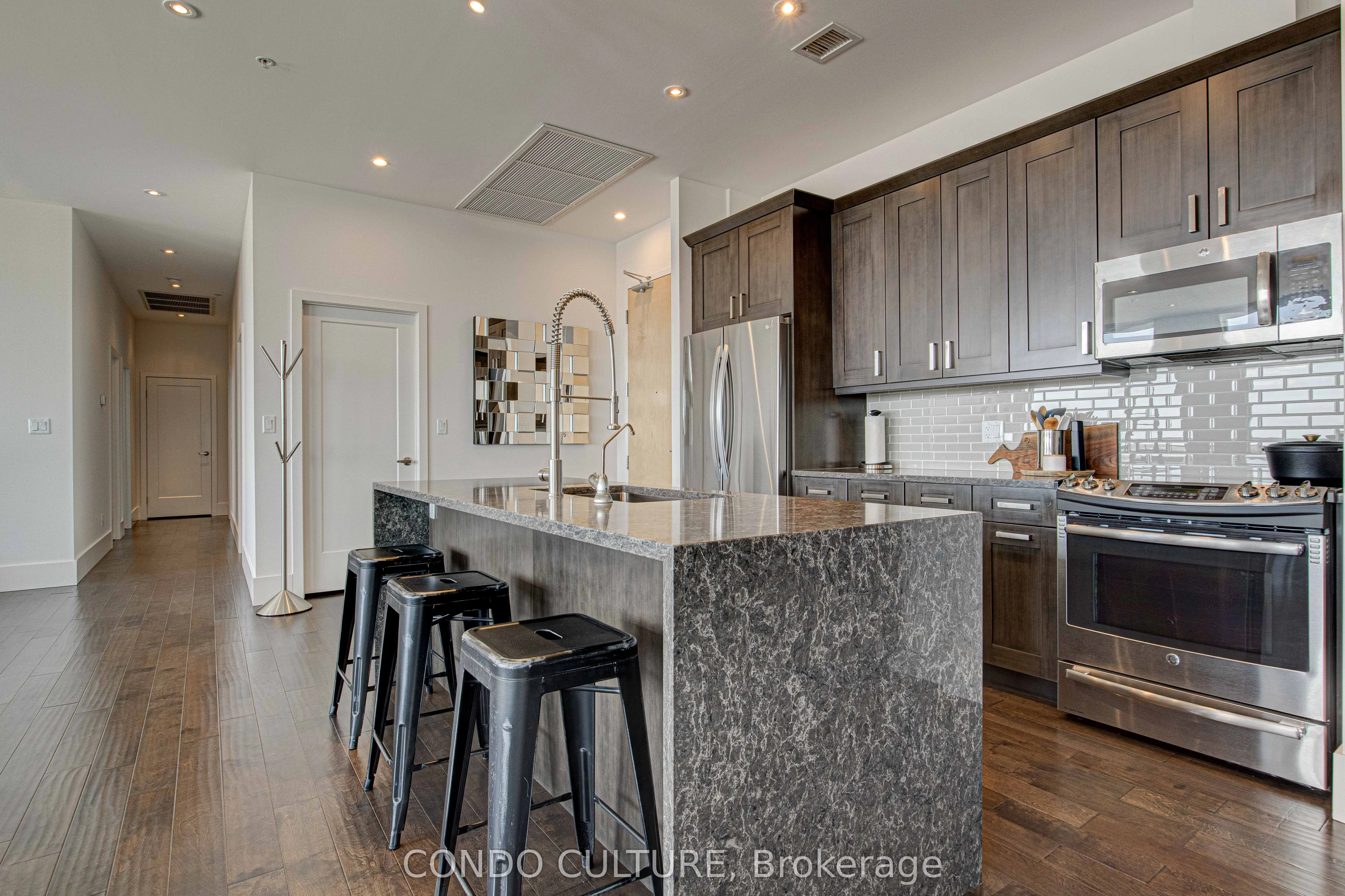 1 Victoria Street S, #1902
