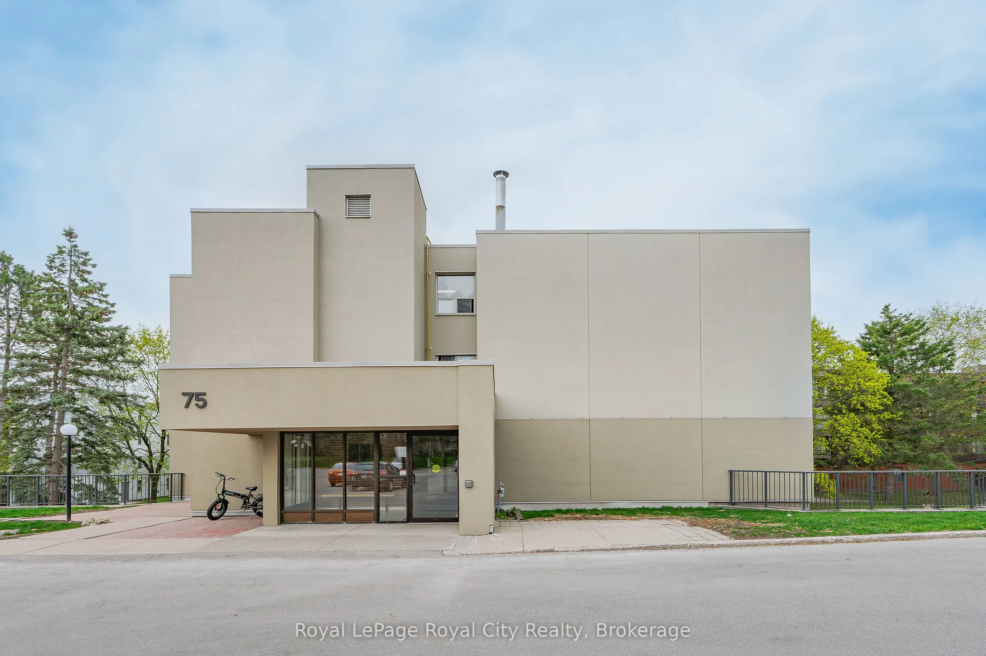 75 Silvercreek Parkway N, #208