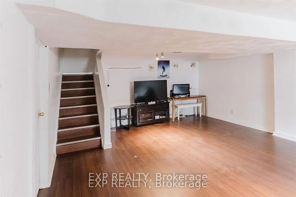 4 PARKLANE Court