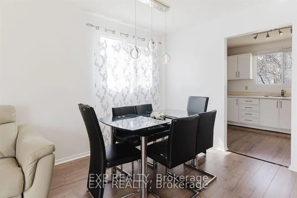4 PARKLANE Court