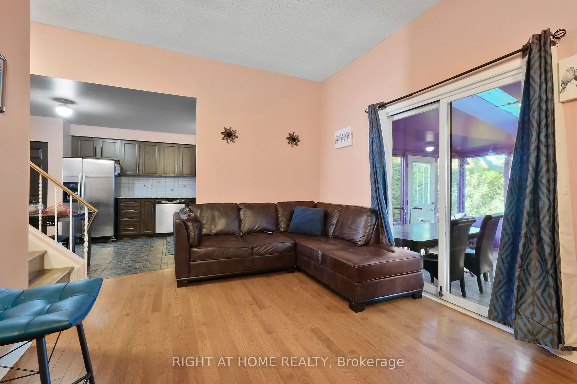 6104 VINEYARD Drive