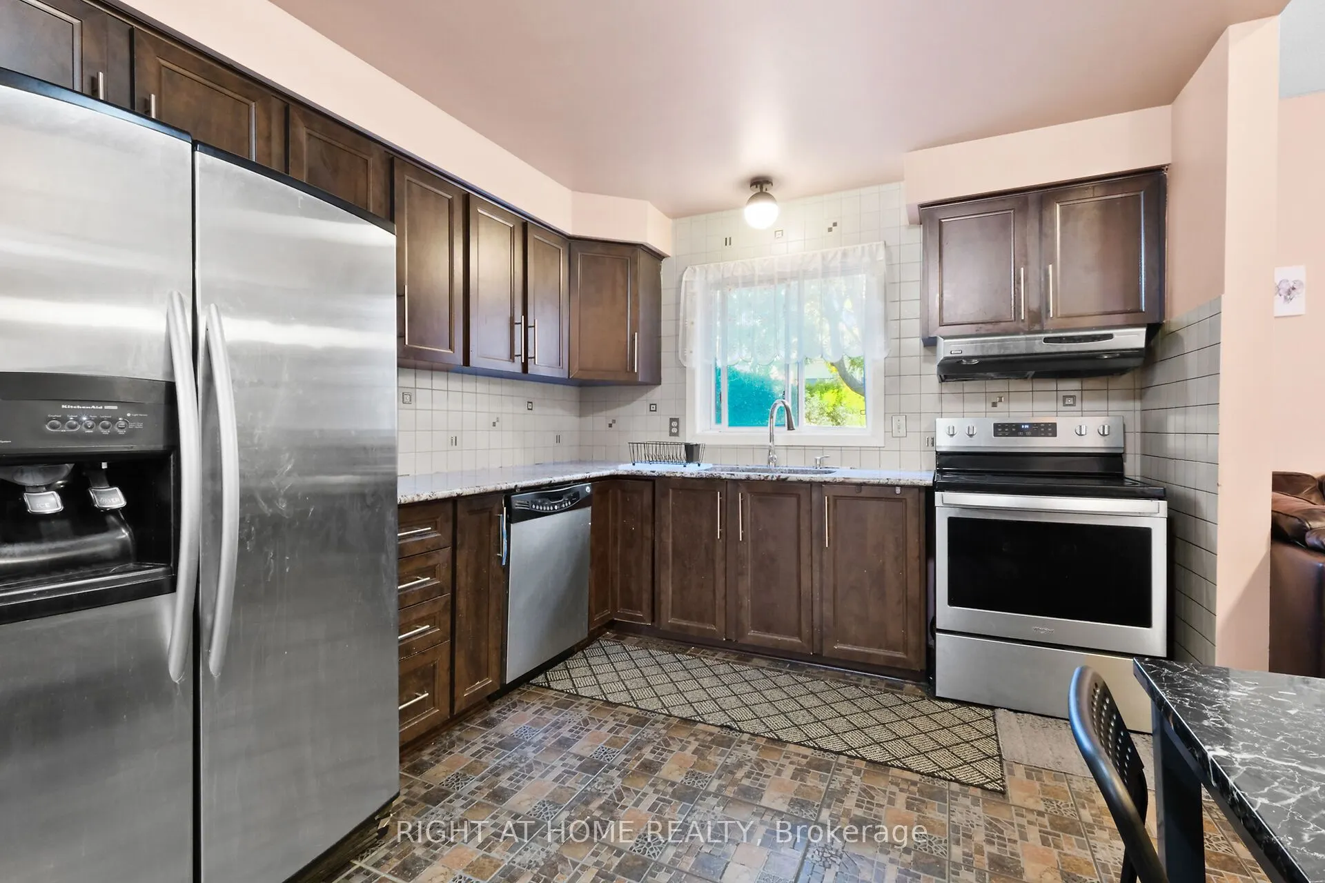 6104 VINEYARD Drive