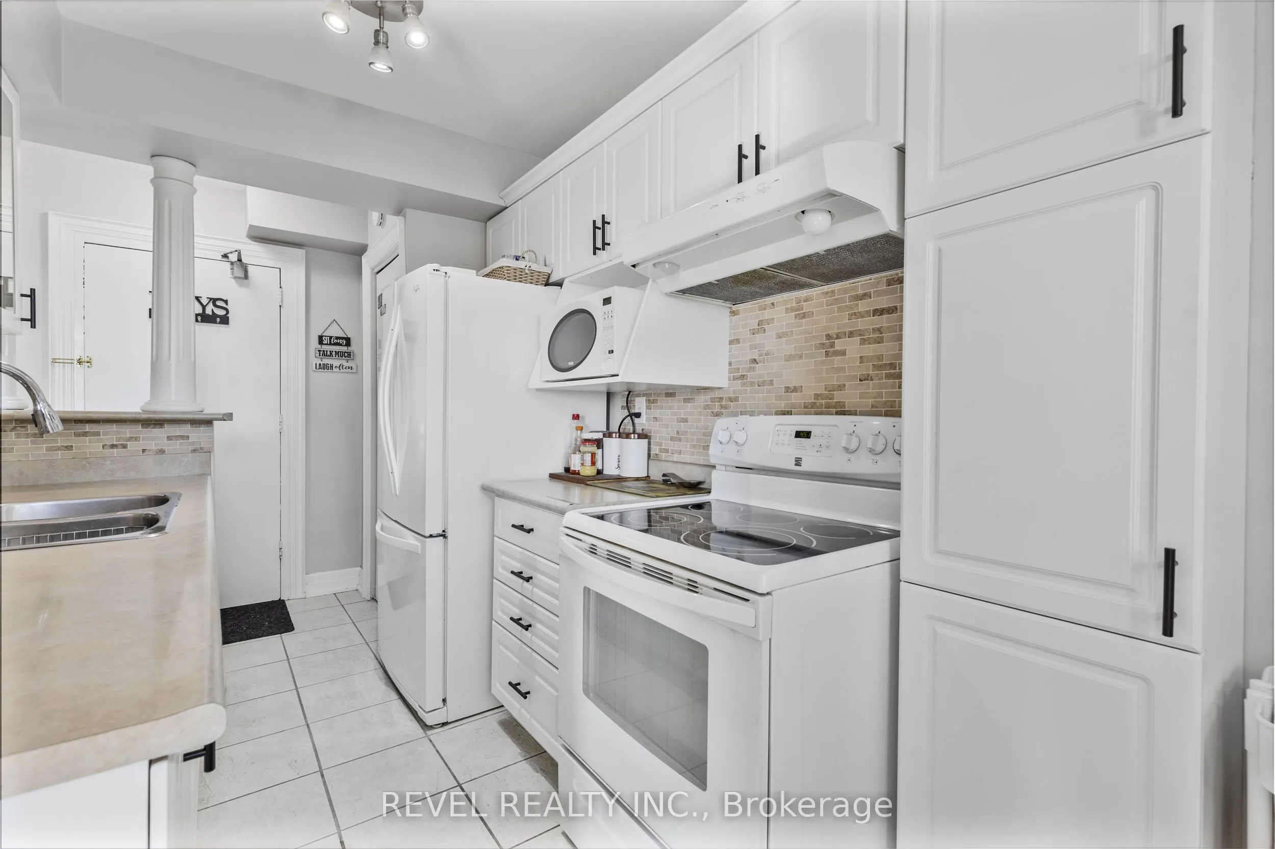 851 Queenston Road, #406