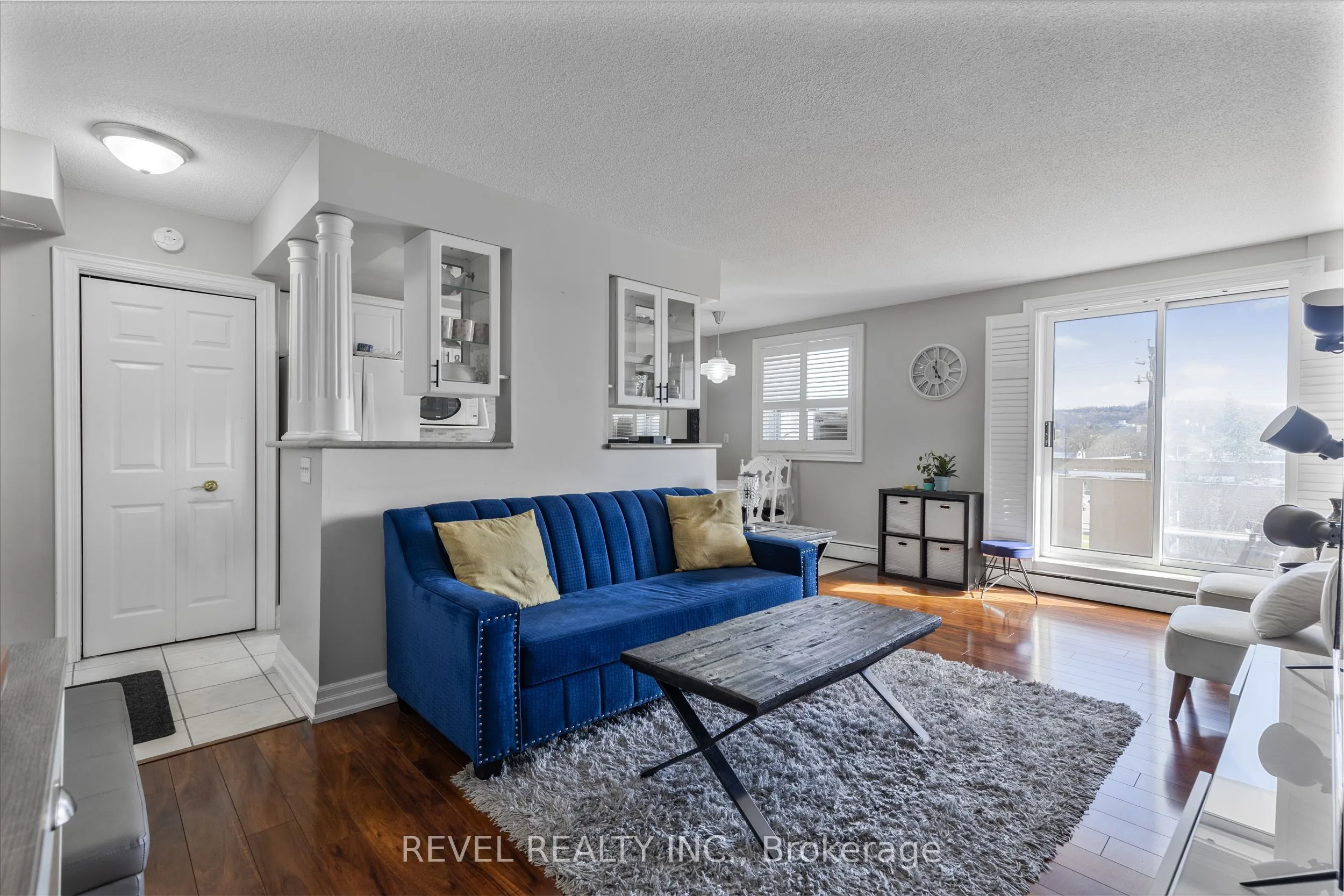 851 Queenston Road, #406