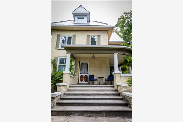 308 Fergus Street N