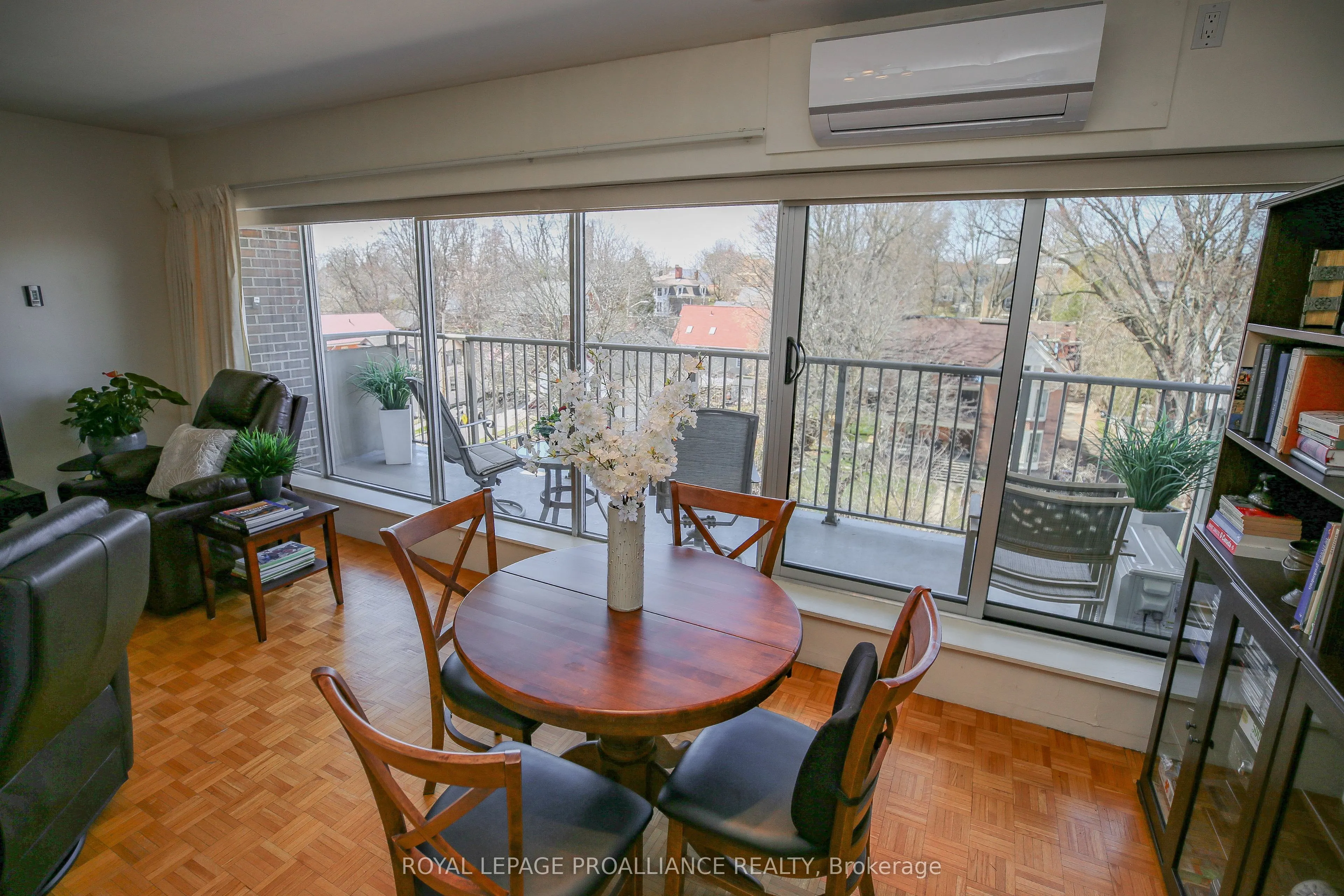 109 King Street E #904