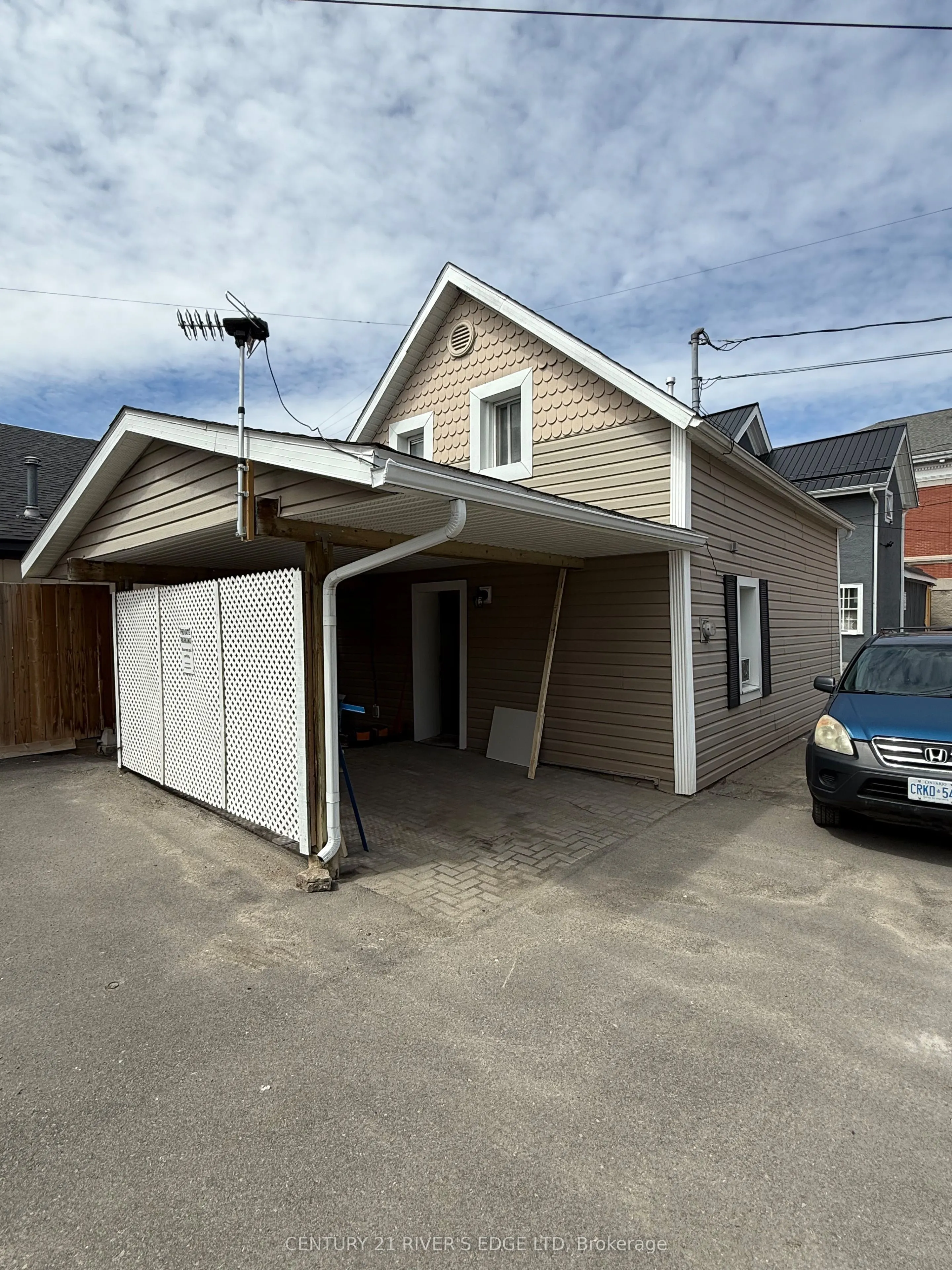 108-112 KING Street W