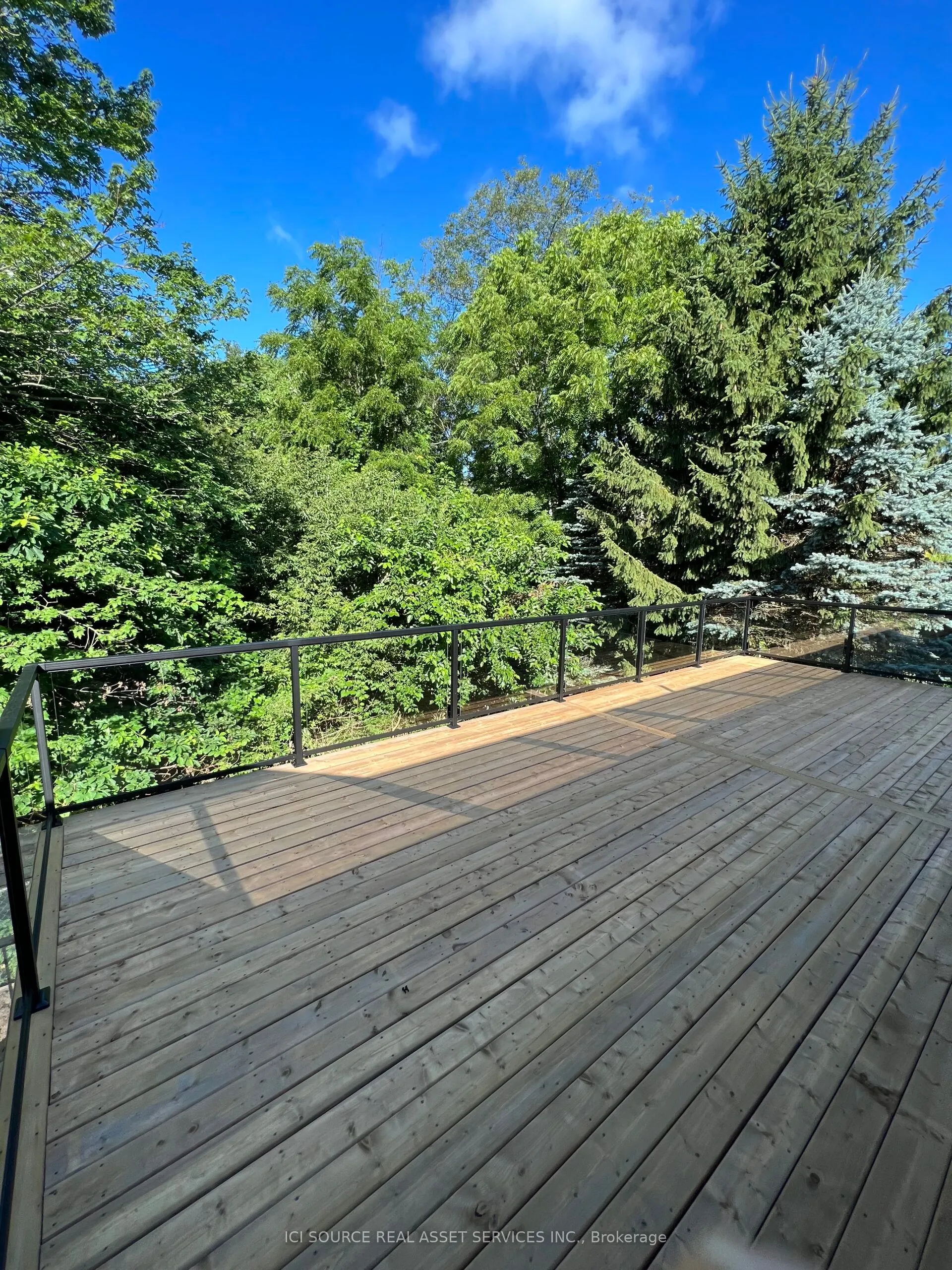 26 Oakridge Boulevard