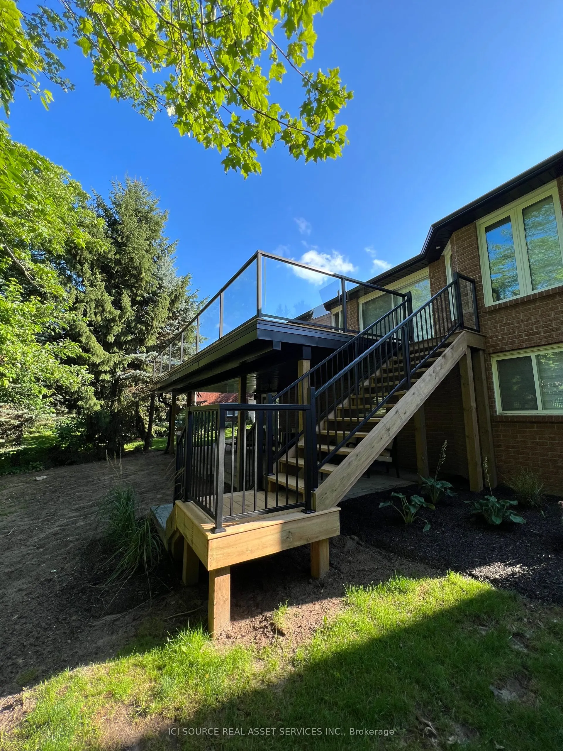 26 Oakridge Boulevard