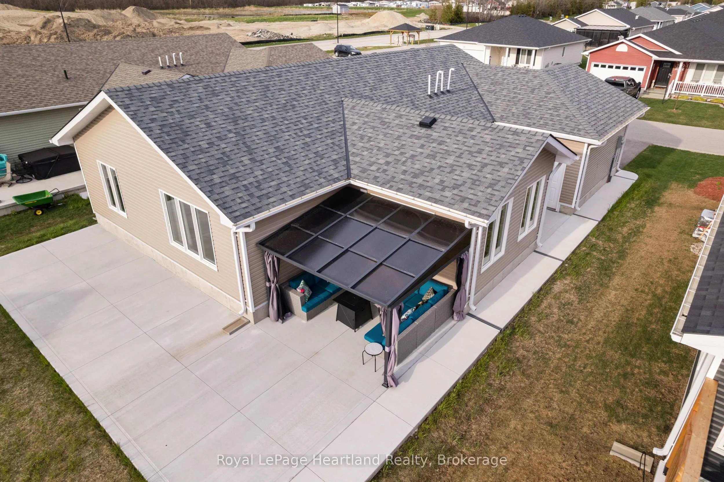 140 LAKE BREEZE Drive, #140