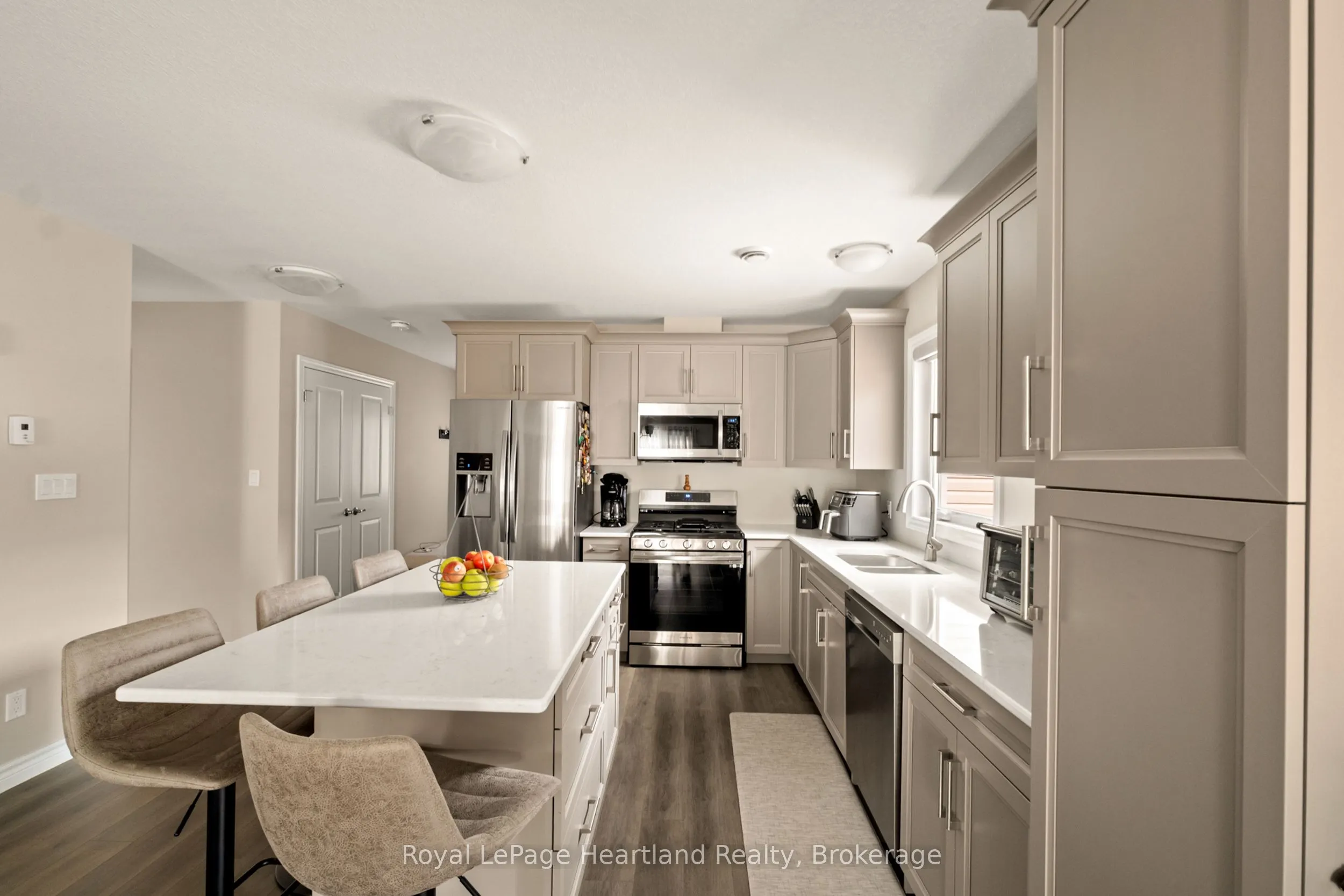 140 LAKE BREEZE Drive, #140