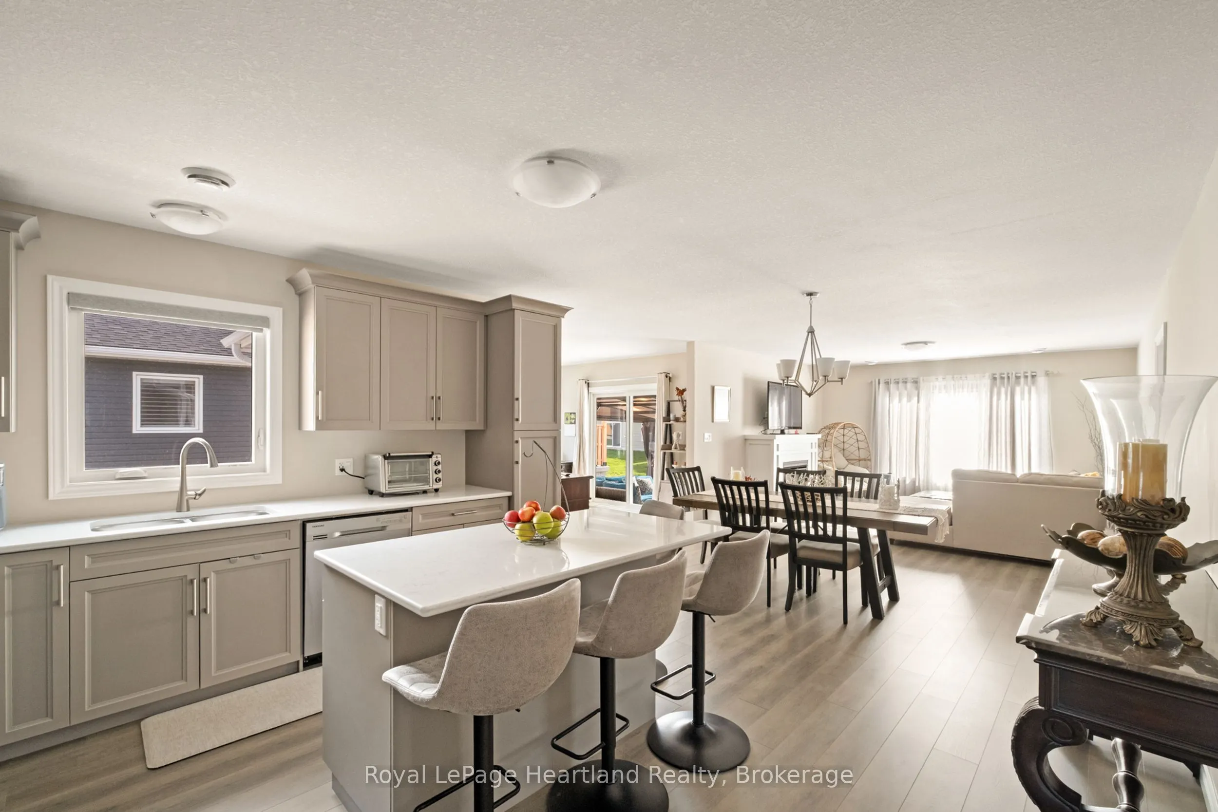 140 LAKE BREEZE Drive, #140