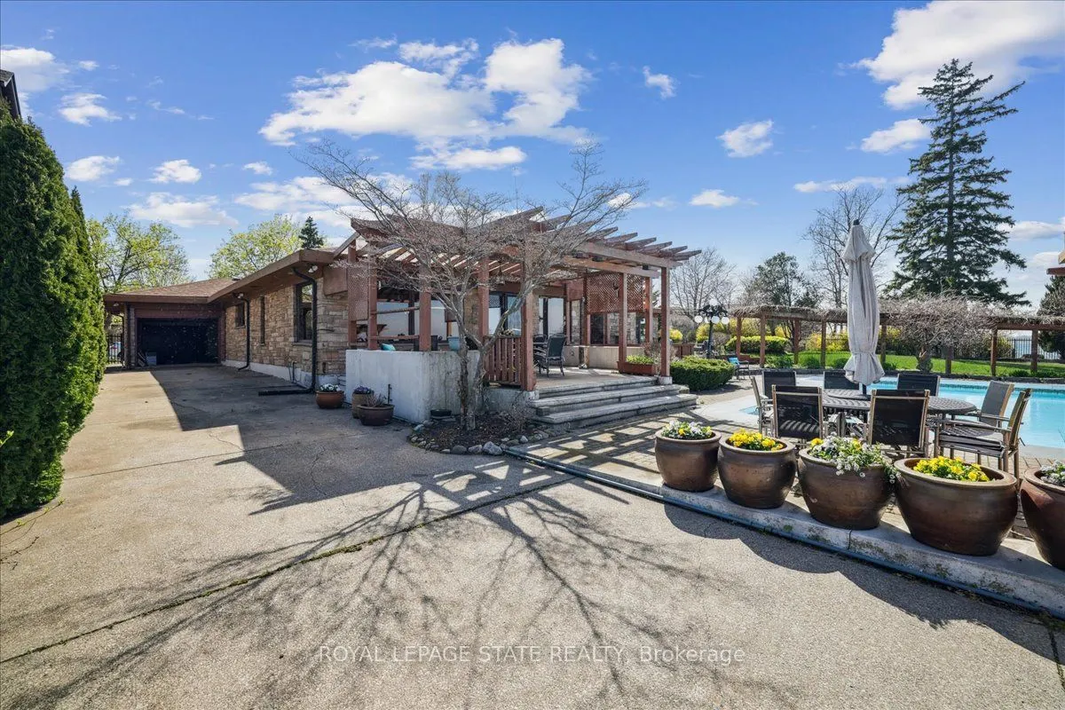 7 Lakegate Drive