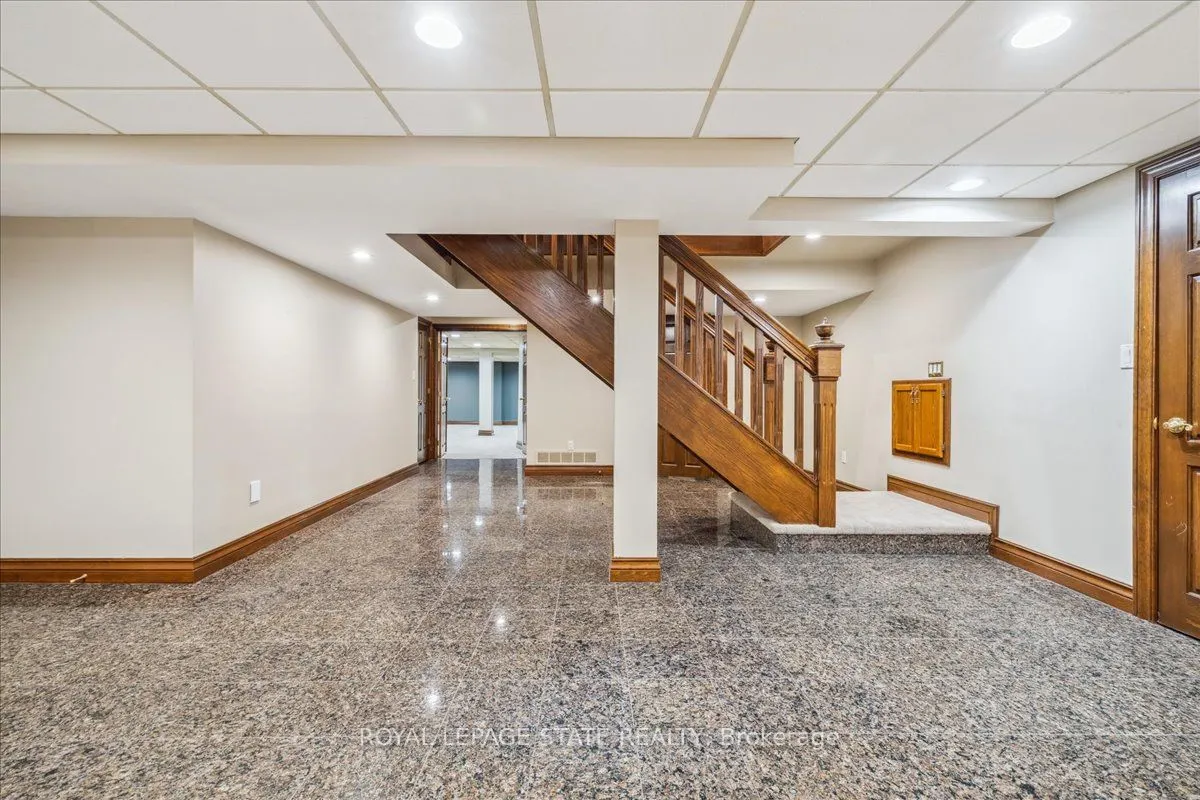 7 Lakegate Drive