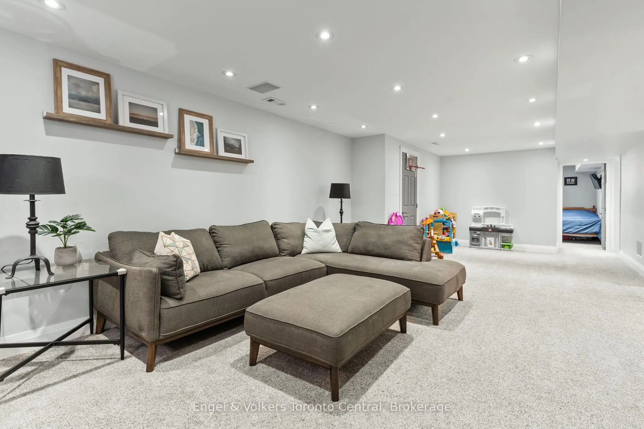 583 6th Street W