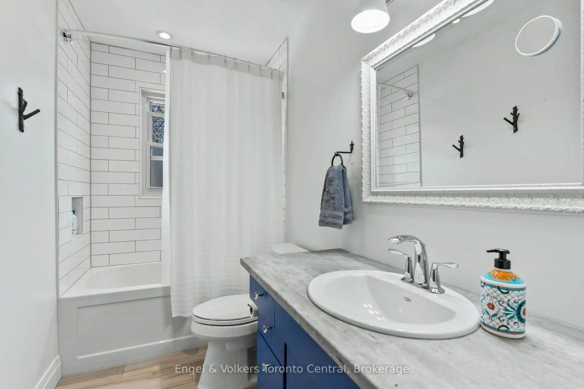 583 6th Street W