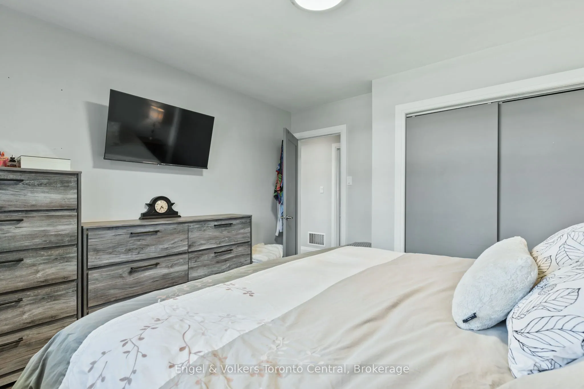583 6th Street W
