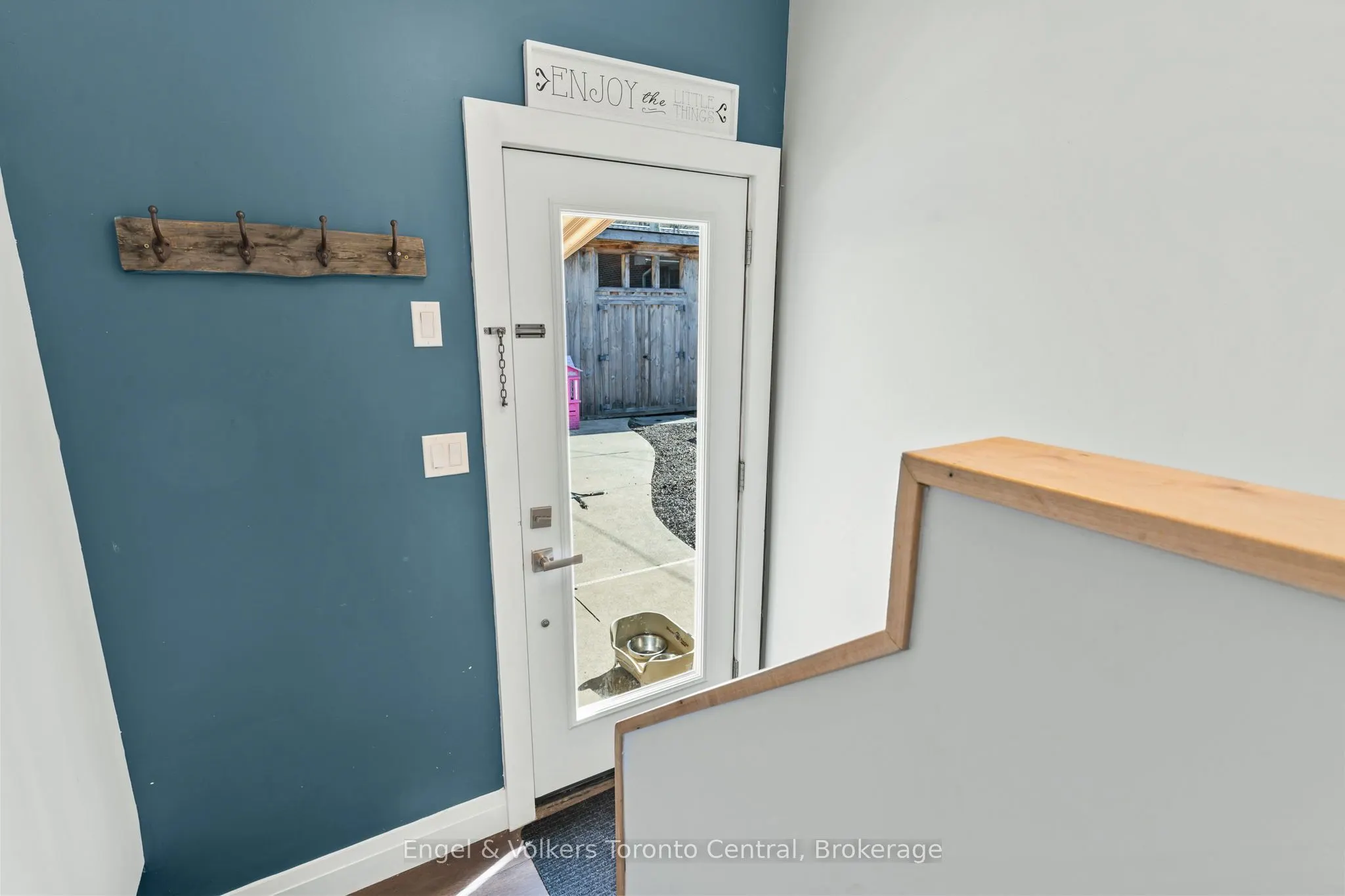 583 6th Street W