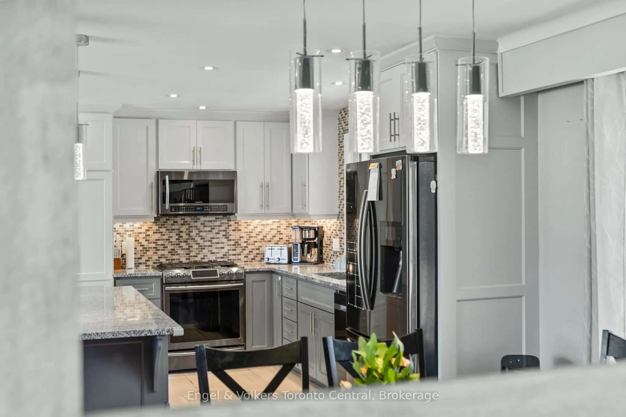 583 6th Street W