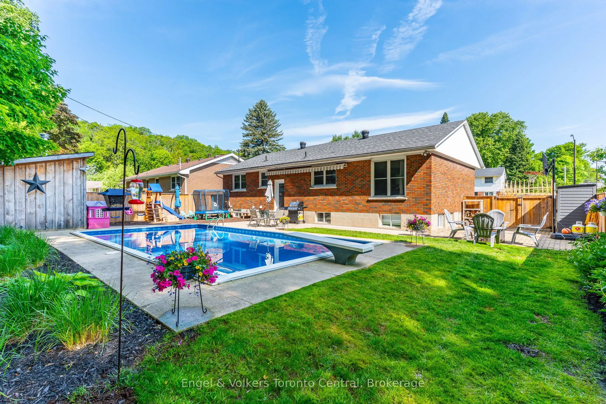 583 6th Street W