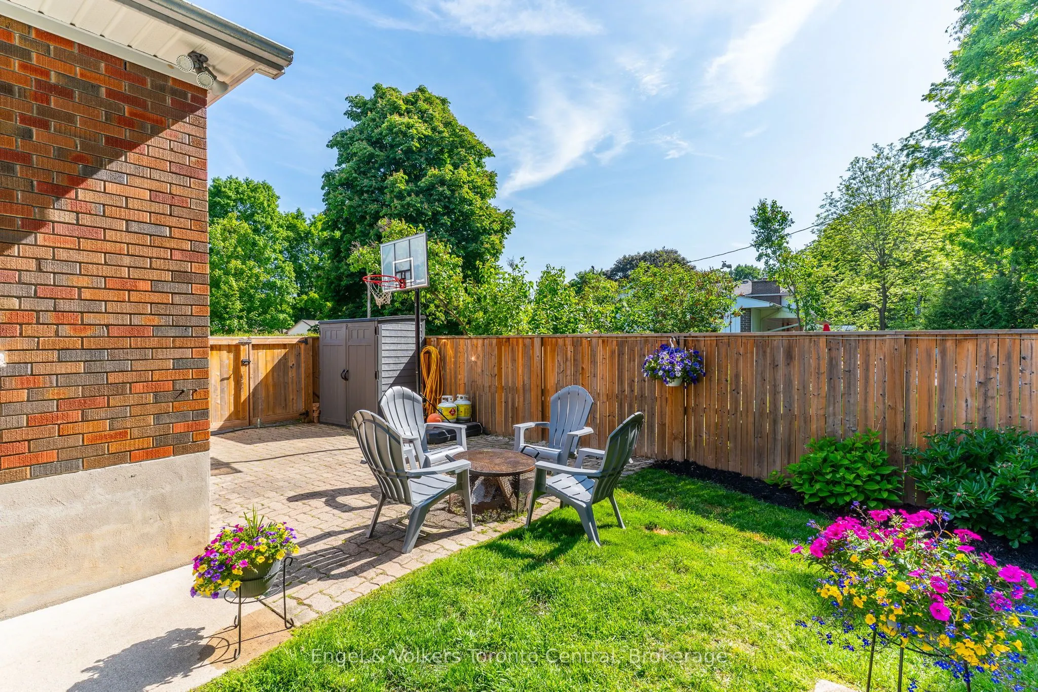 583 6th Street W
