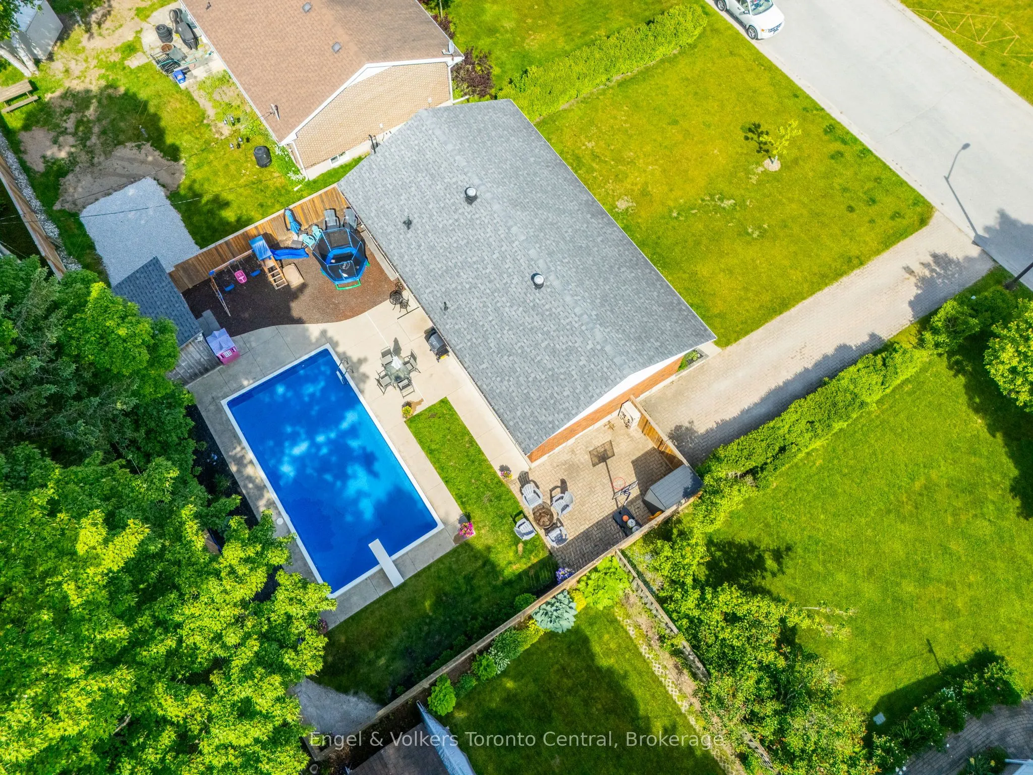 583 6th Street W