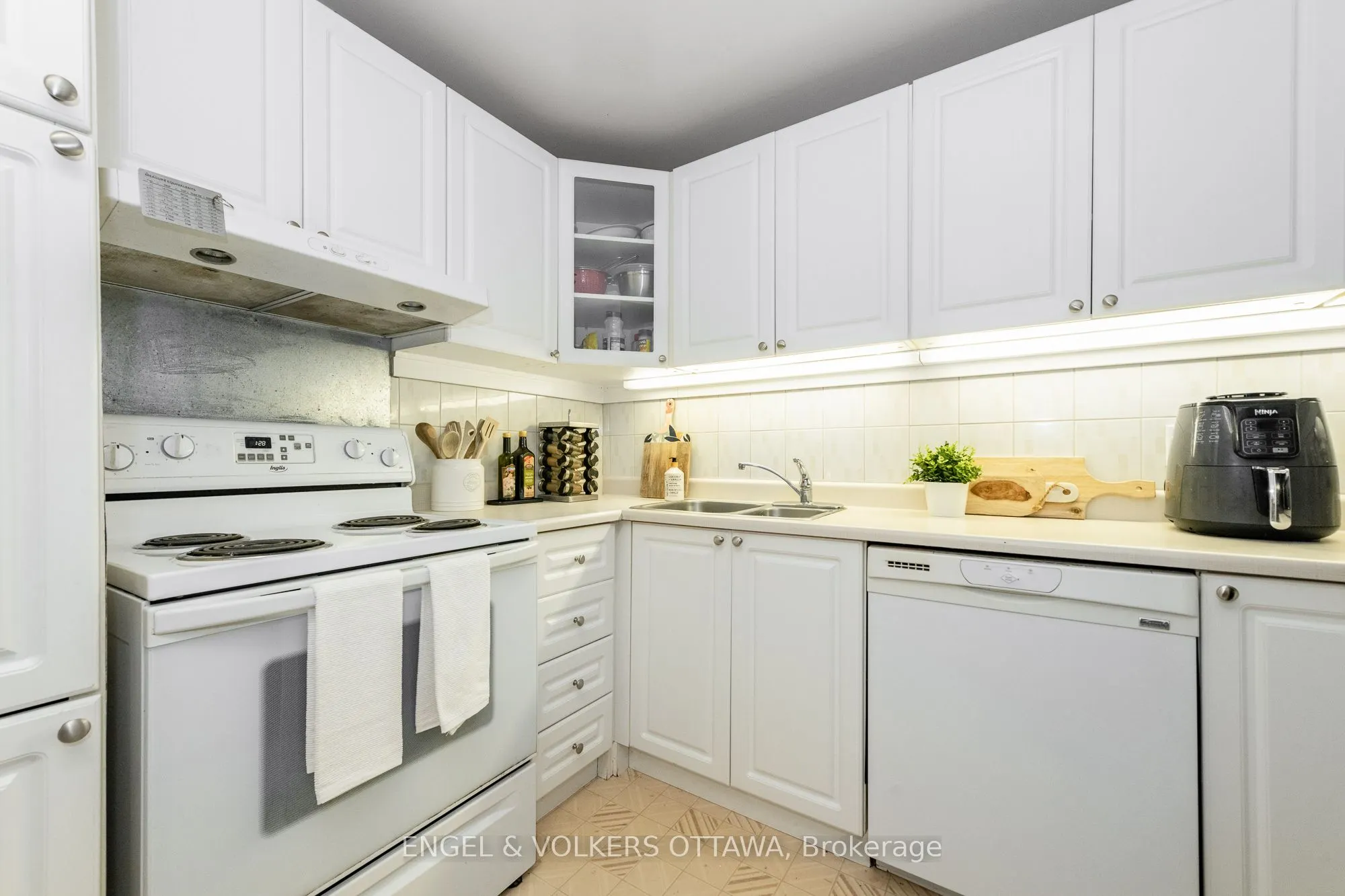 373 LAURIER Avenue E, #906
