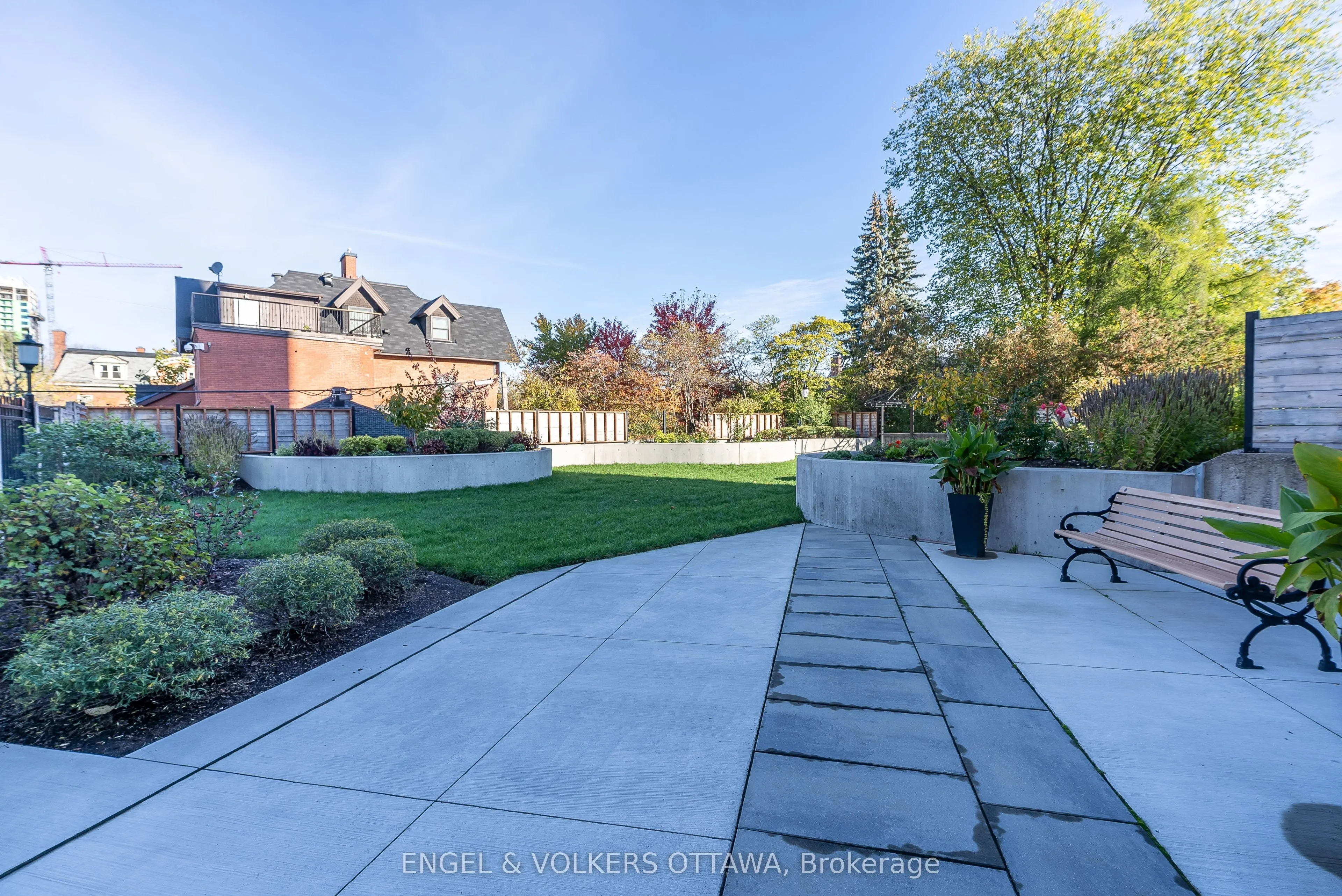 373 LAURIER Avenue E, #906