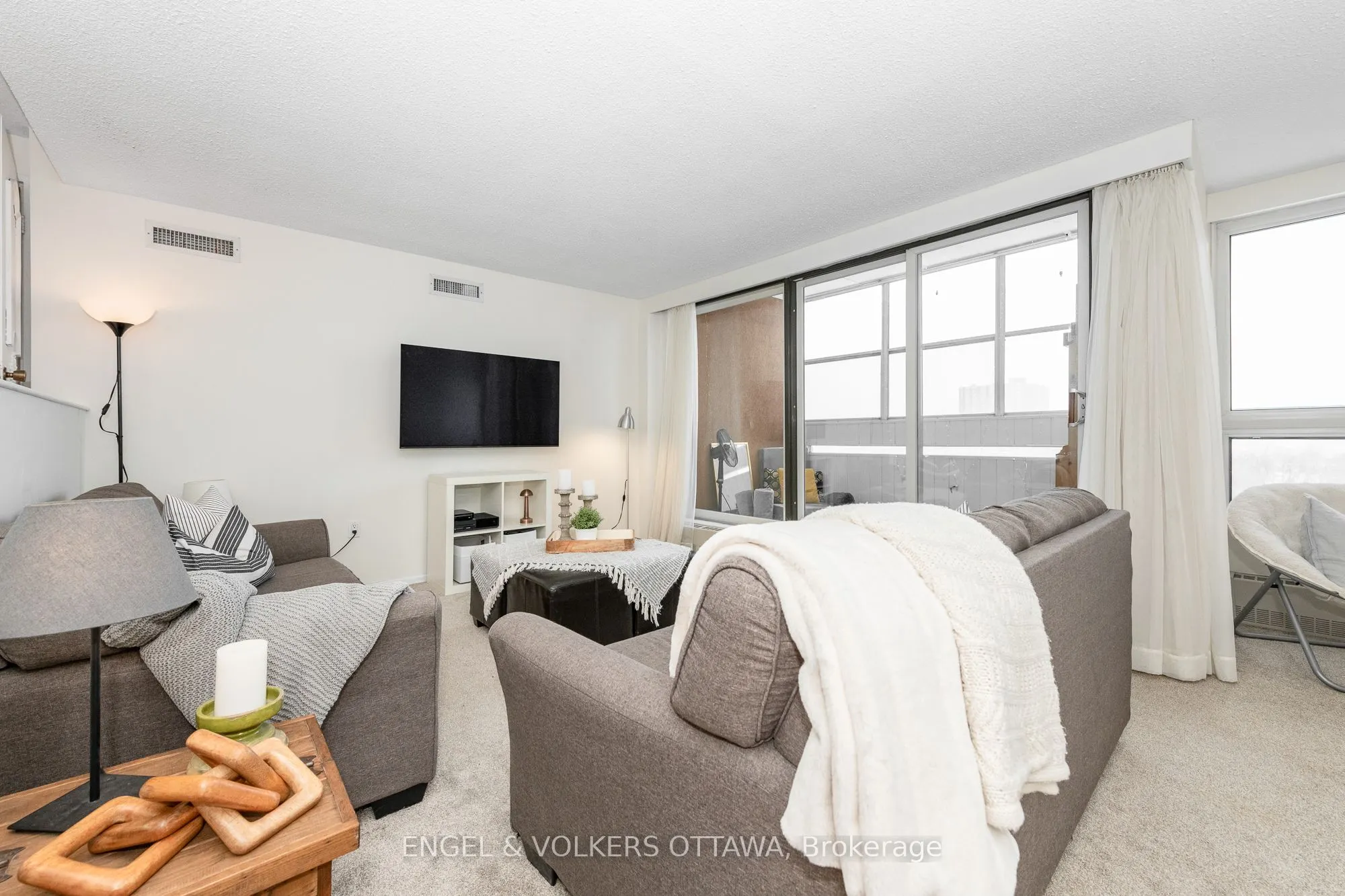 373 LAURIER Avenue E, #906