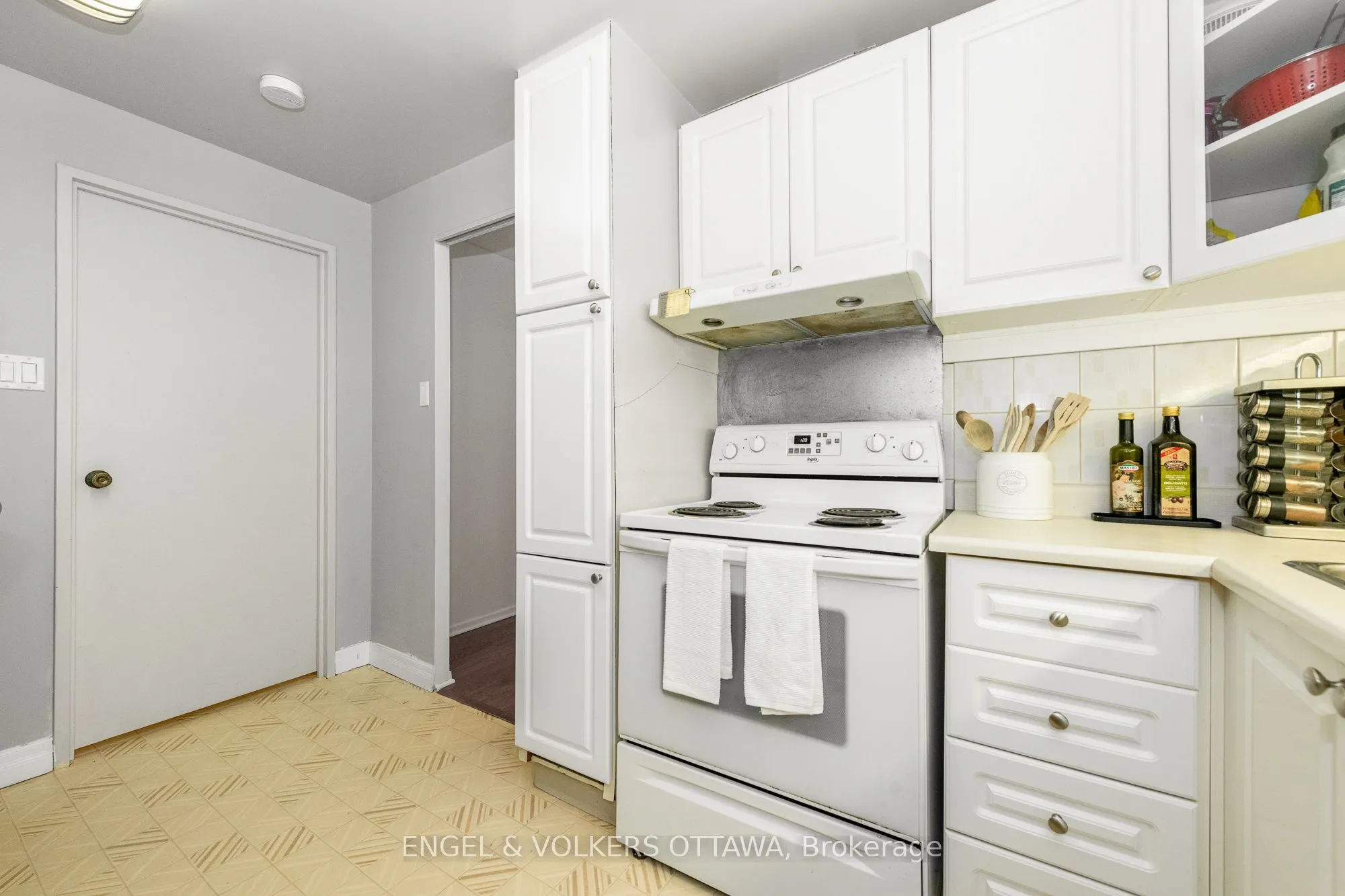 373 LAURIER Avenue E, #906