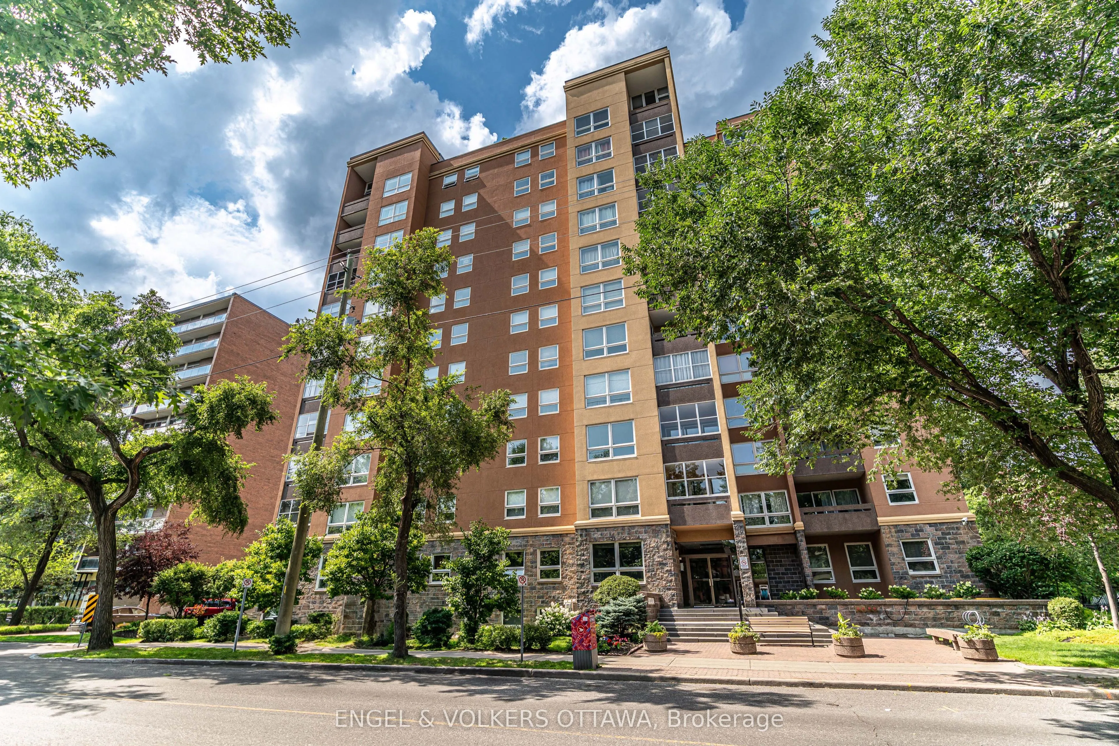 373 LAURIER Avenue E, #906