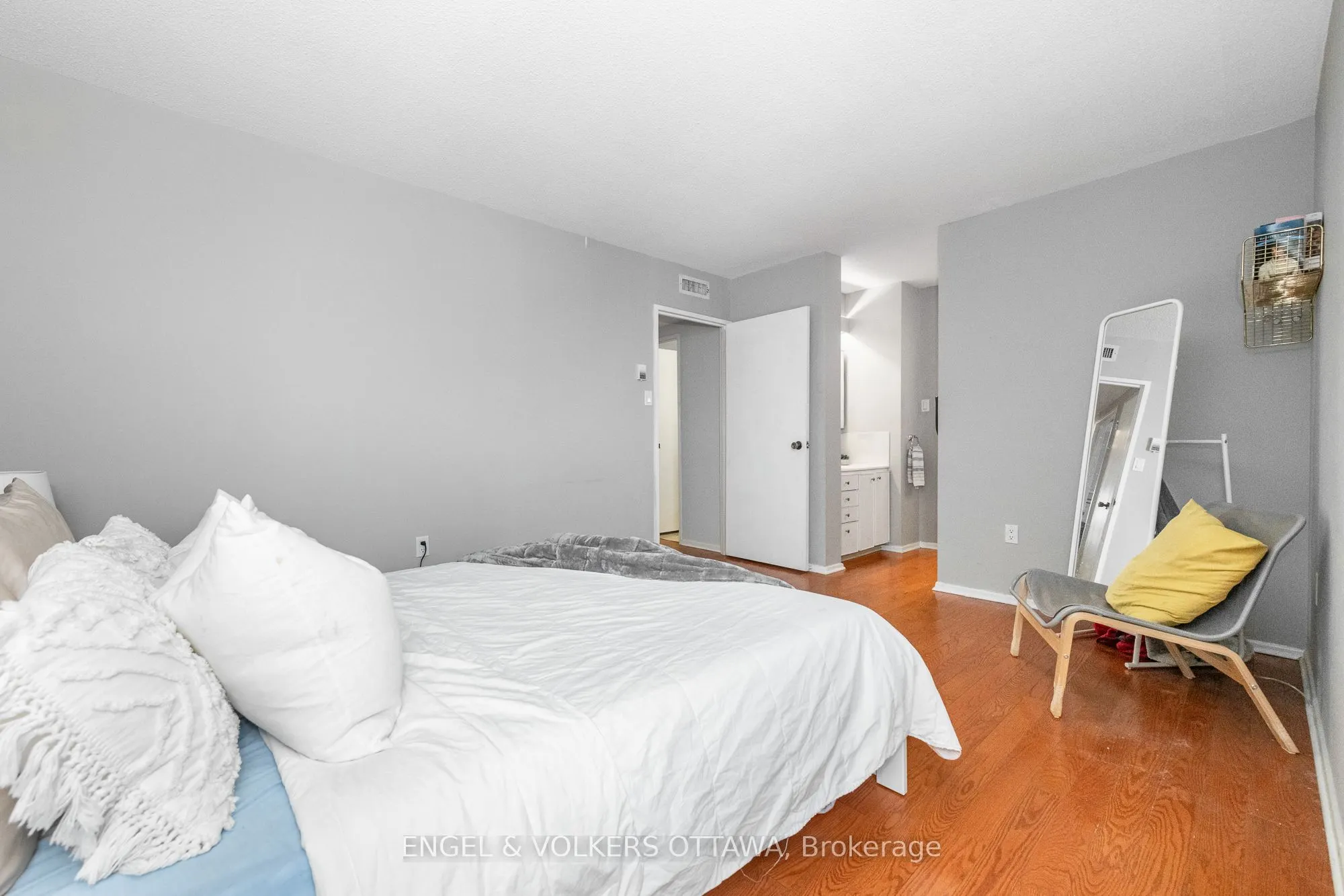 373 LAURIER Avenue E, #906