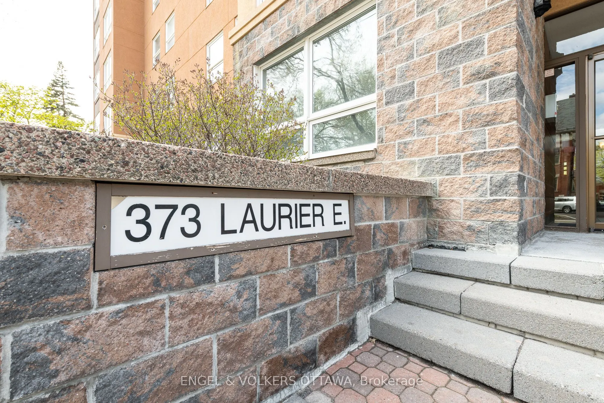 373 LAURIER Avenue E, #906