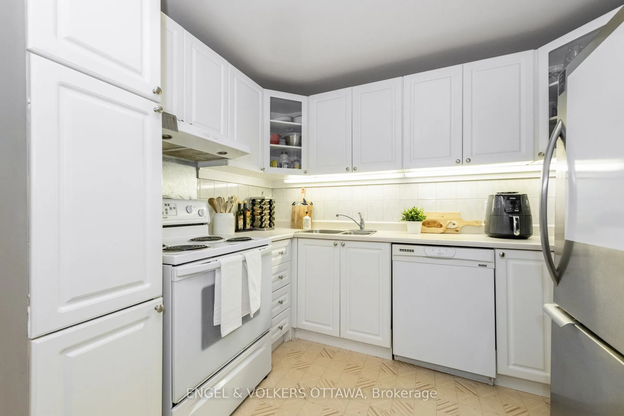 373 LAURIER Avenue E, #906