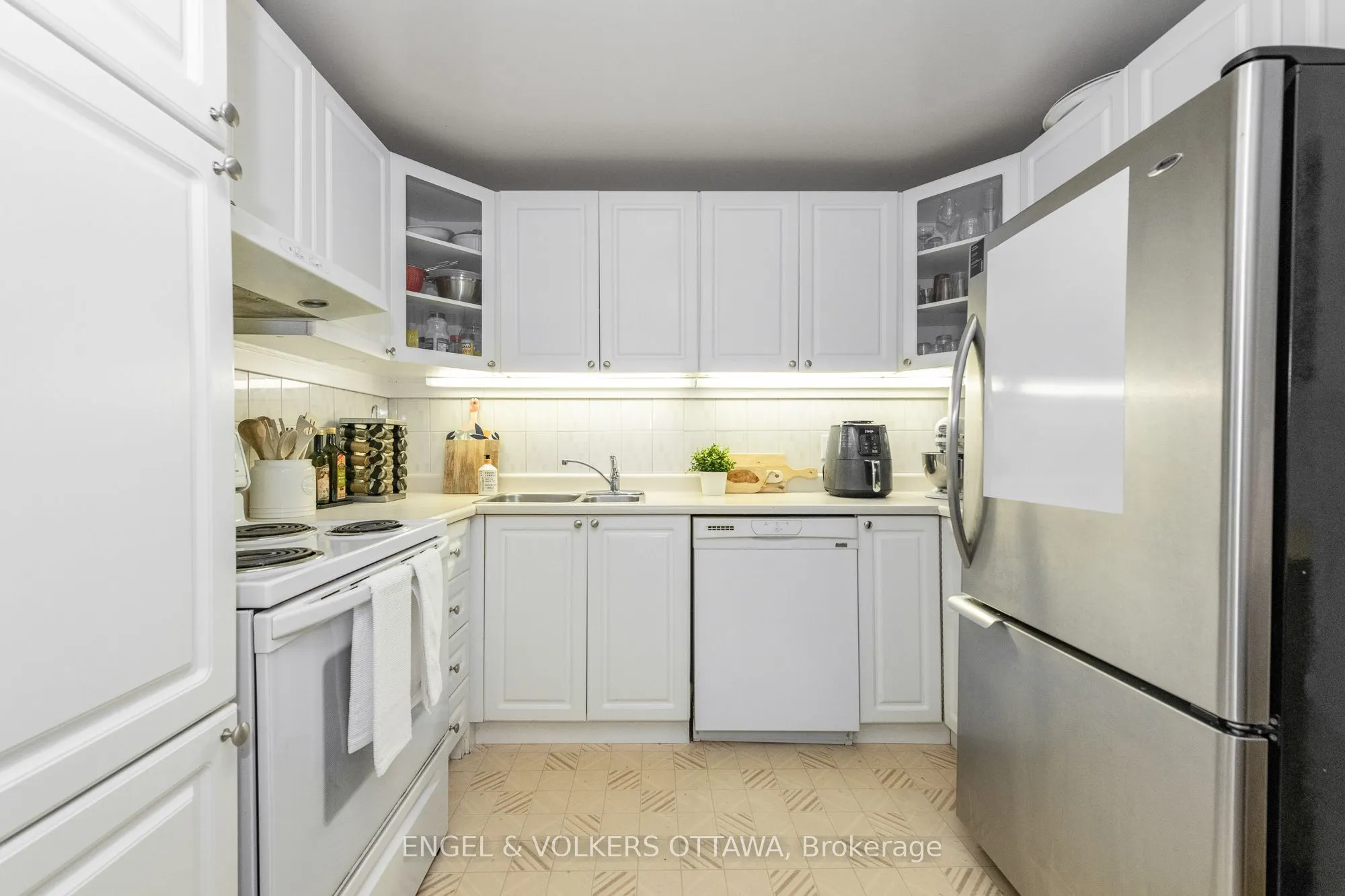 373 LAURIER Avenue E, #906