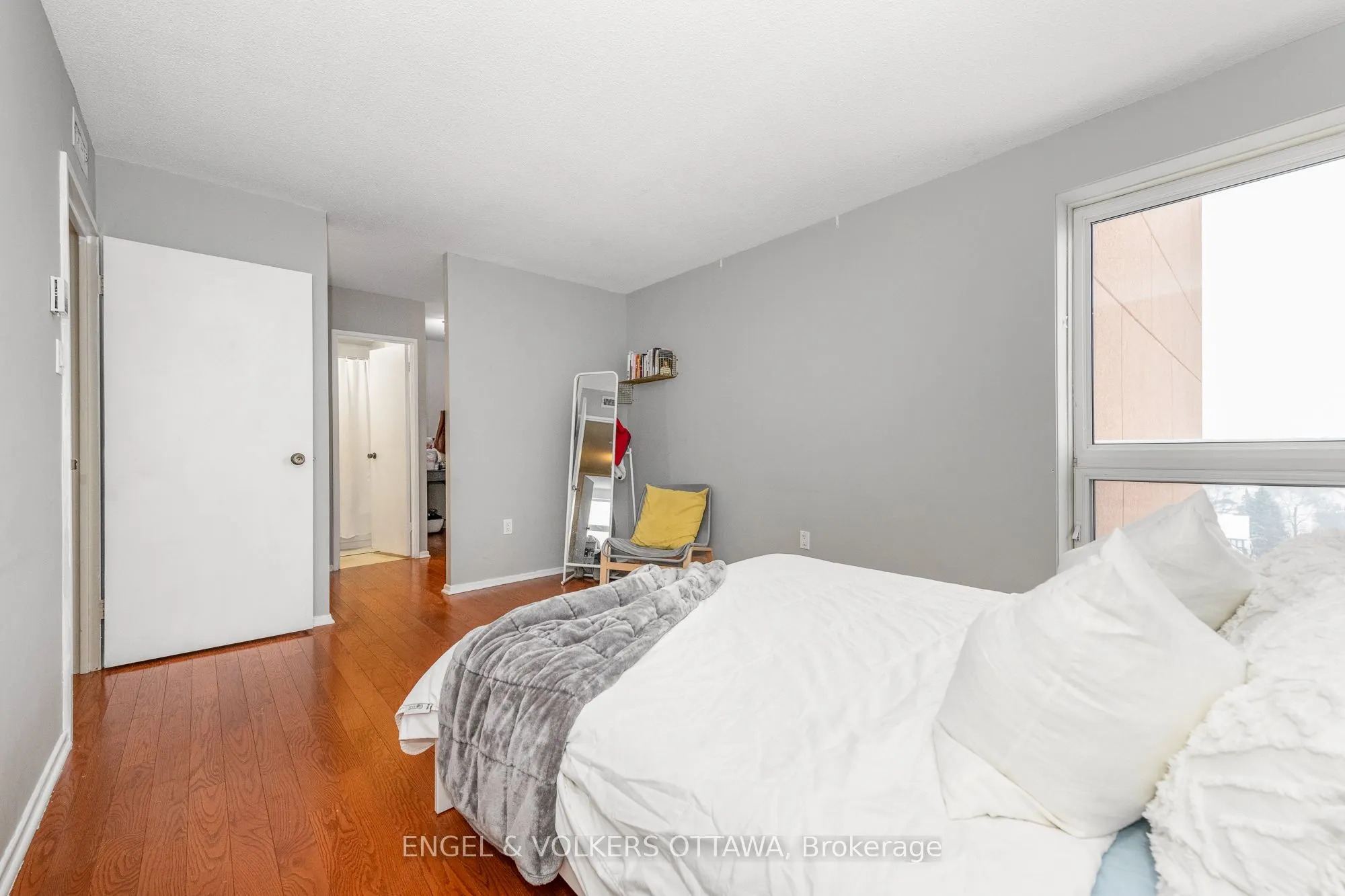 373 LAURIER Avenue E, #906