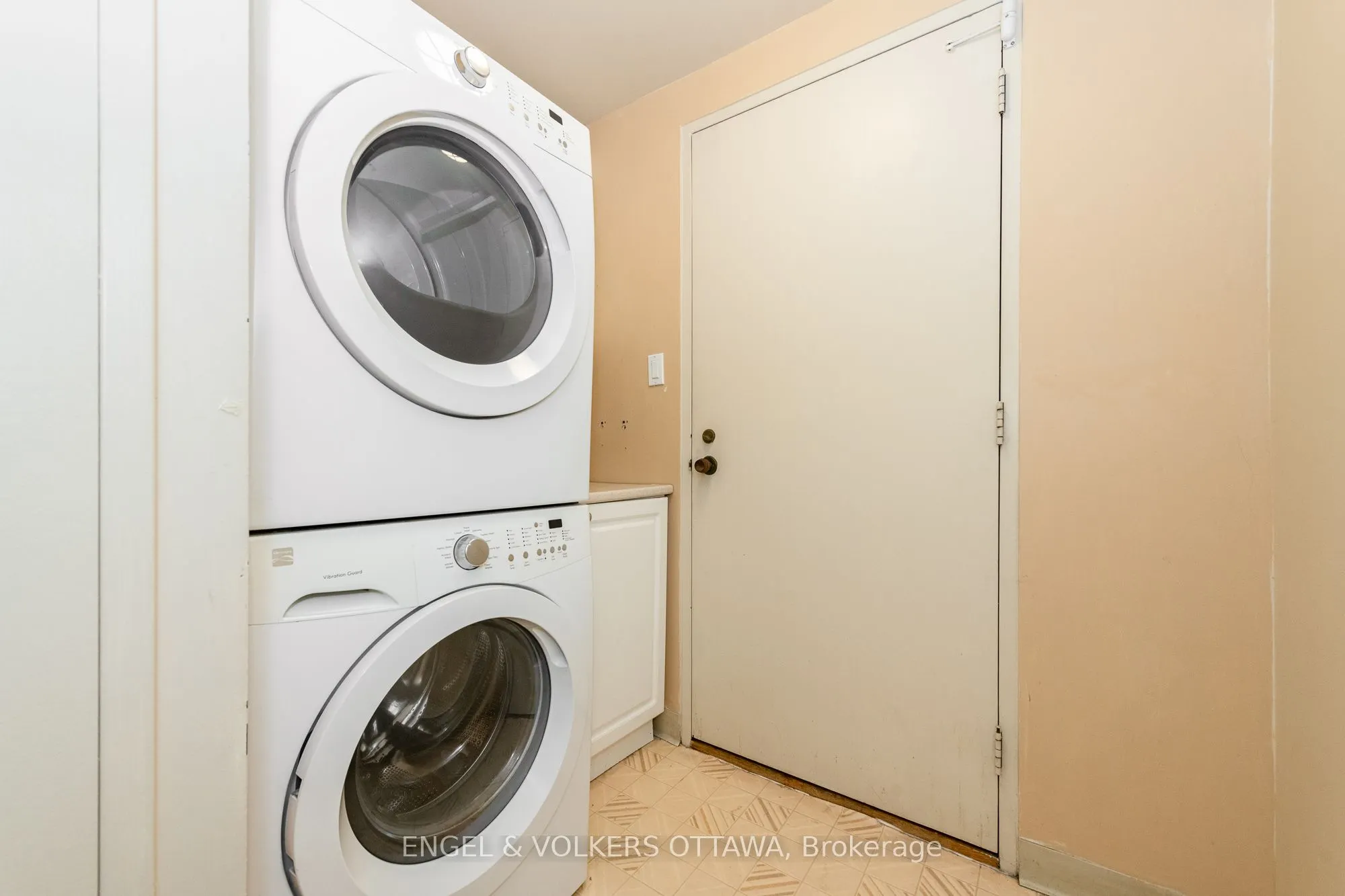 373 LAURIER Avenue E, #906
