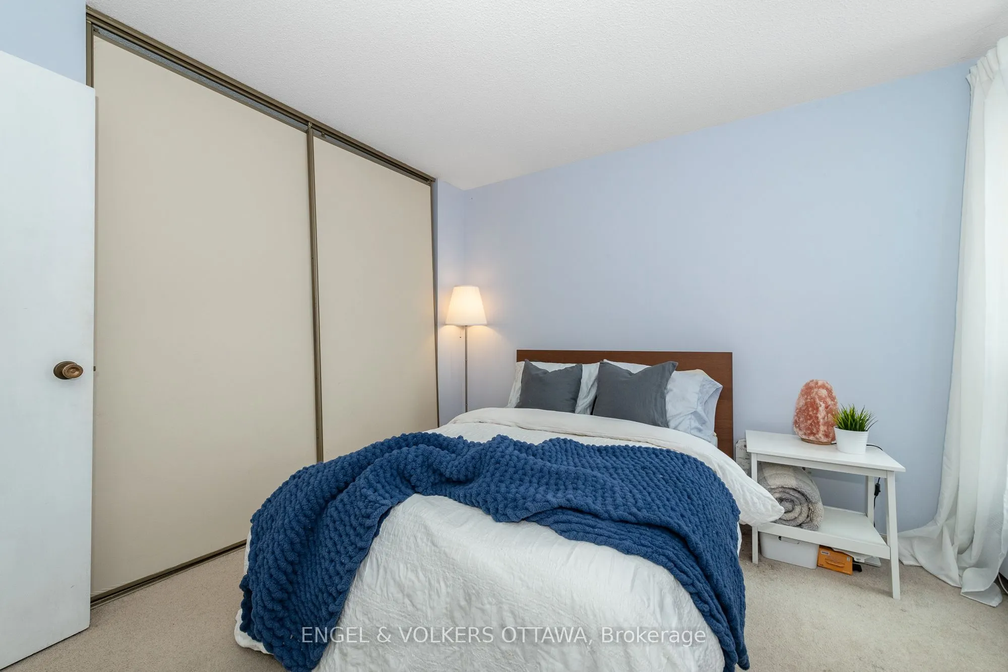 373 LAURIER Avenue E, #906