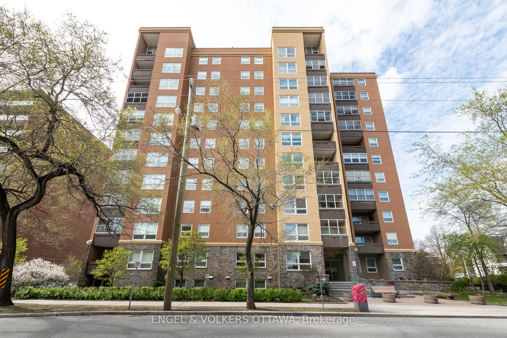 373 LAURIER Avenue E, #906