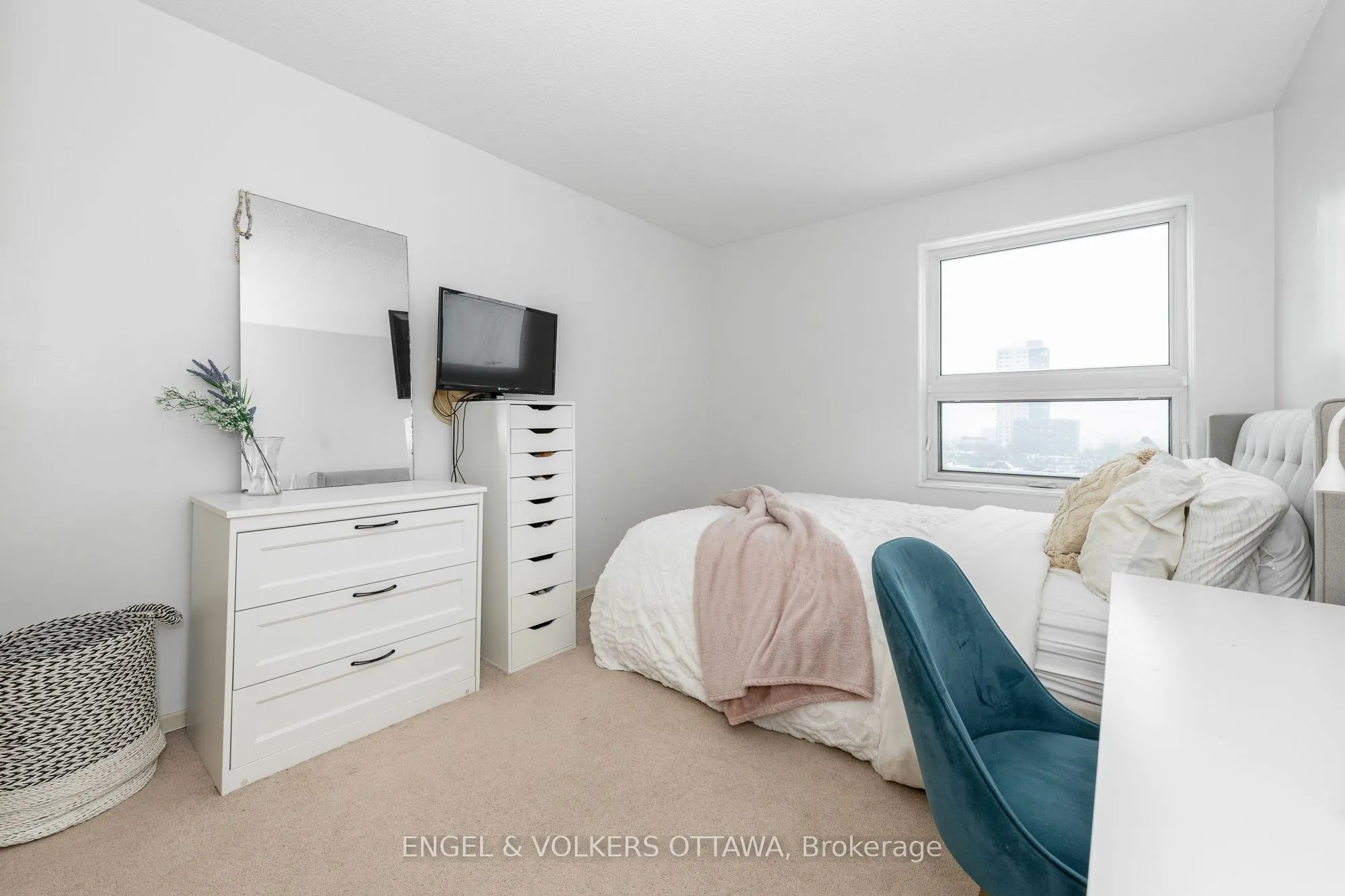 373 LAURIER Avenue E, #906