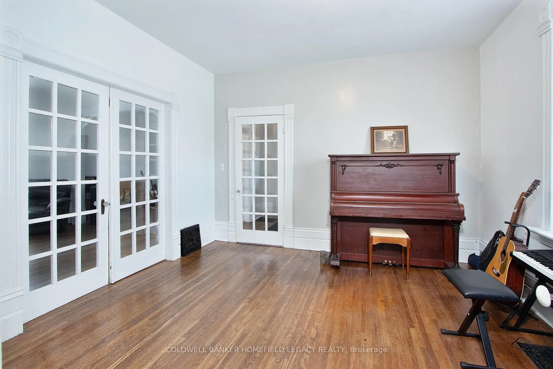 383 Queen Street E