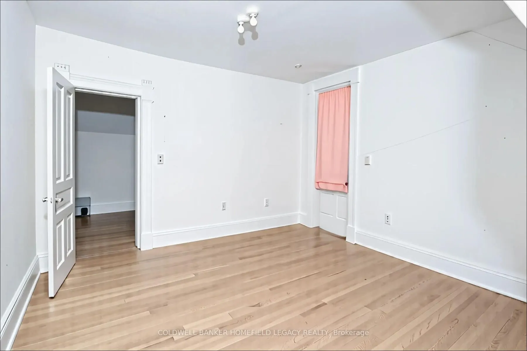 383 Queen Street E