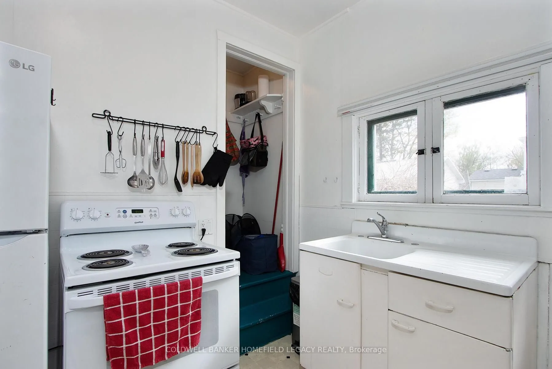 383 Queen Street E
