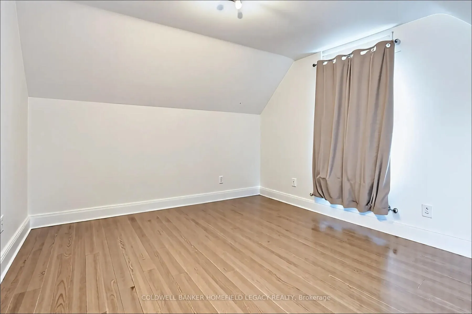 383 Queen Street E